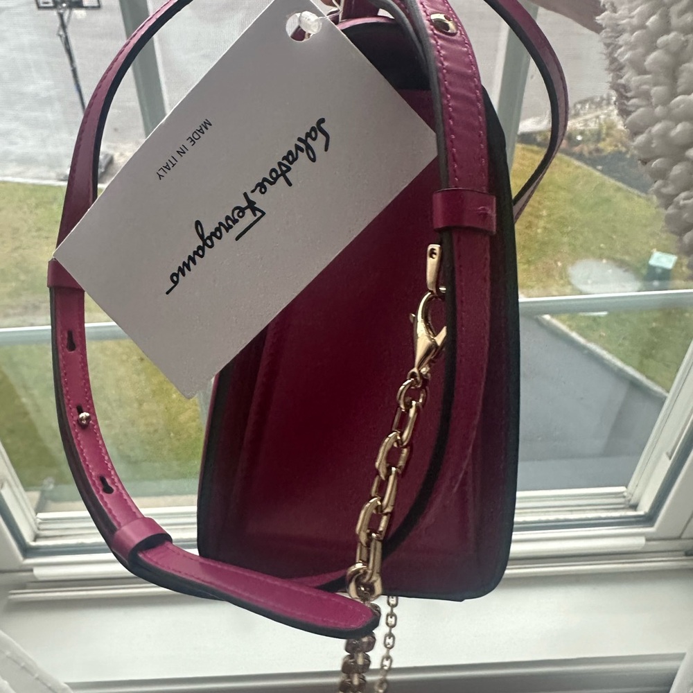 New Salvatore Ferragamo women’s bag with dust bag included - Picture 8 of 16